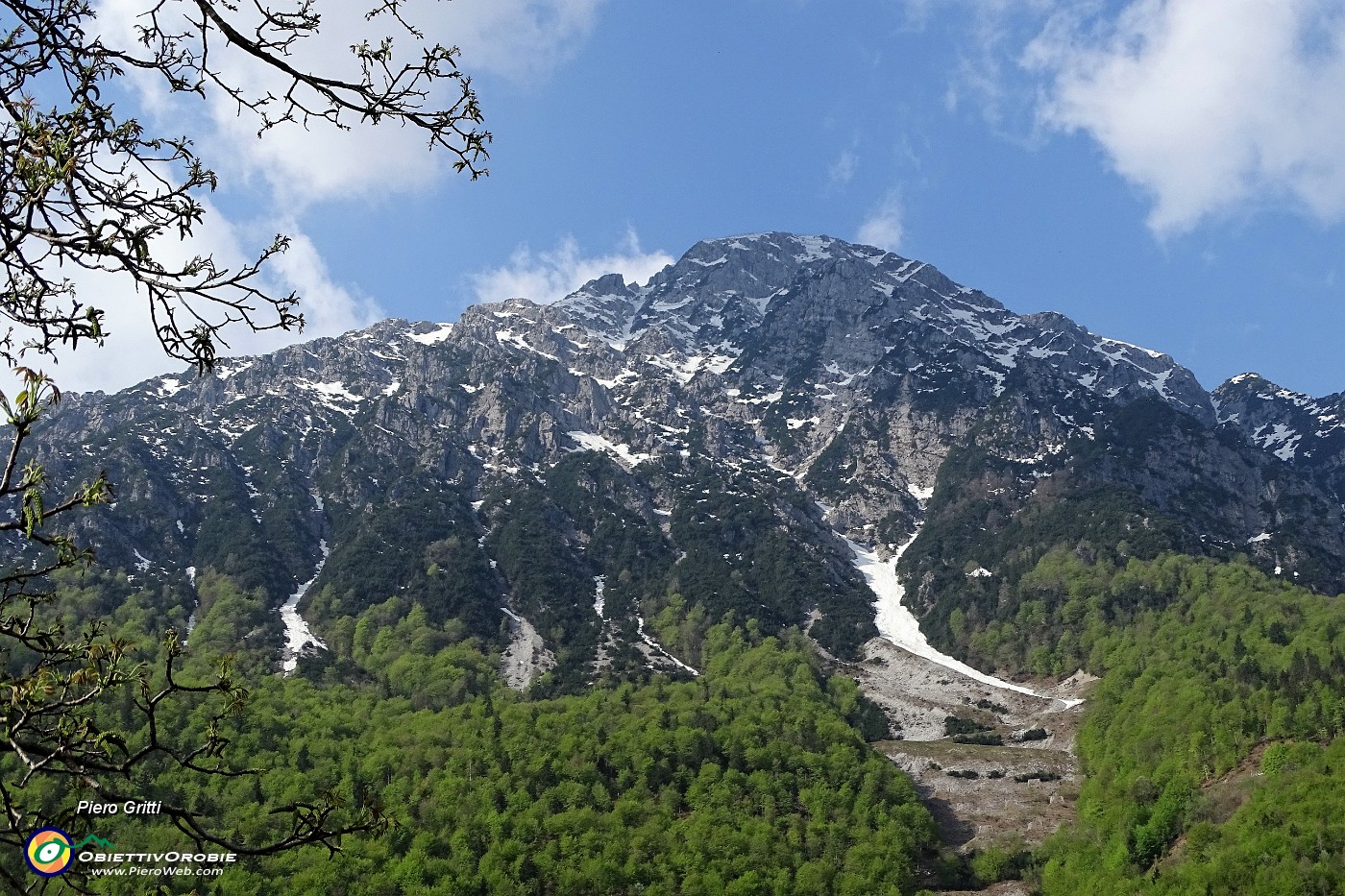 23 Salendo  alla Pigolotta vista sulla Corna Grande.JPG